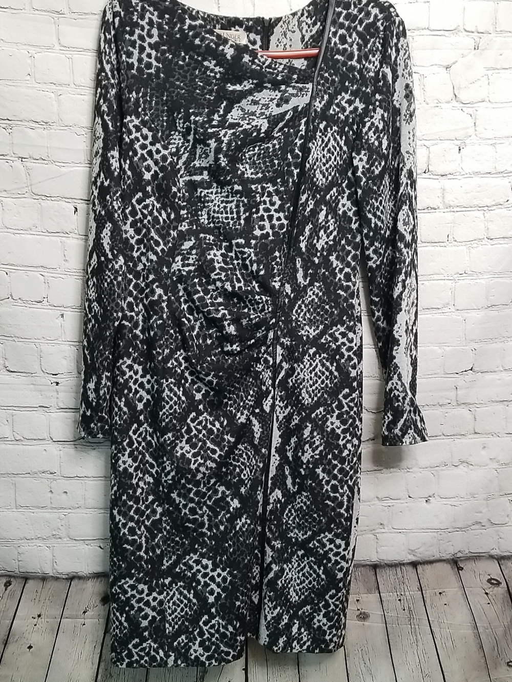 Kay Unger womens snake print dress size 12 Roushing in front Lined EUC